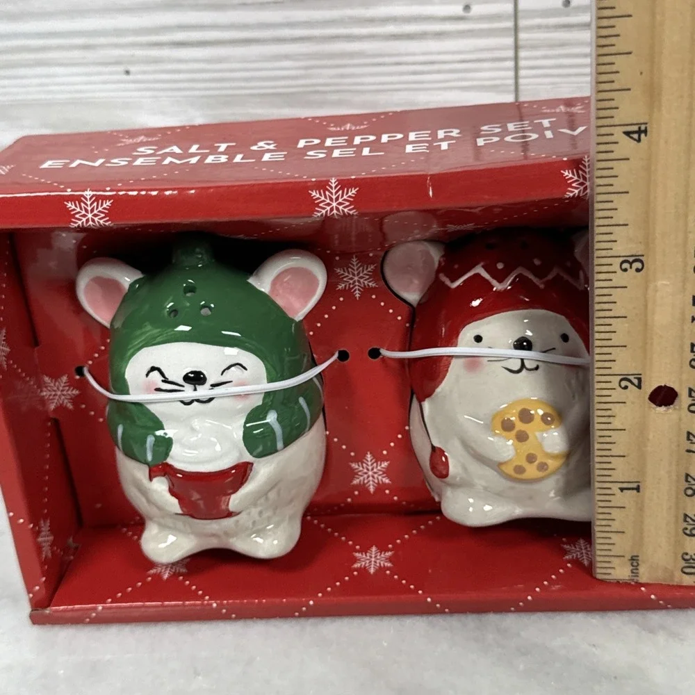 NIB CHRISTMAS/HOLIDAY MOUSE SALT AND PEPPER SHAKER SET 10 Strawberry Street